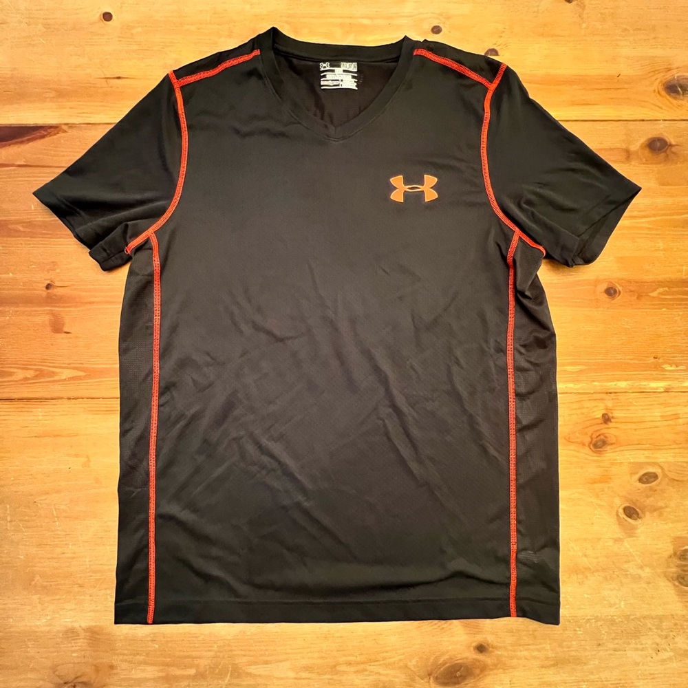 Men’s Black Under Armor Loose Fit Heat Gear Short Sleeve V-Neck T-Shirt Medium